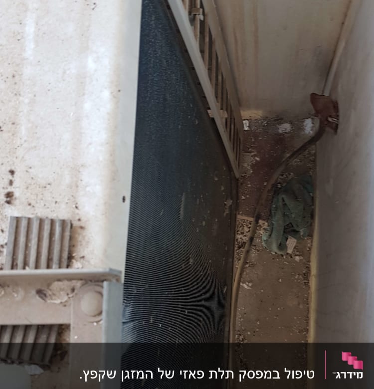 יחידת מיזוג אוויר עם כבלים חשמליים